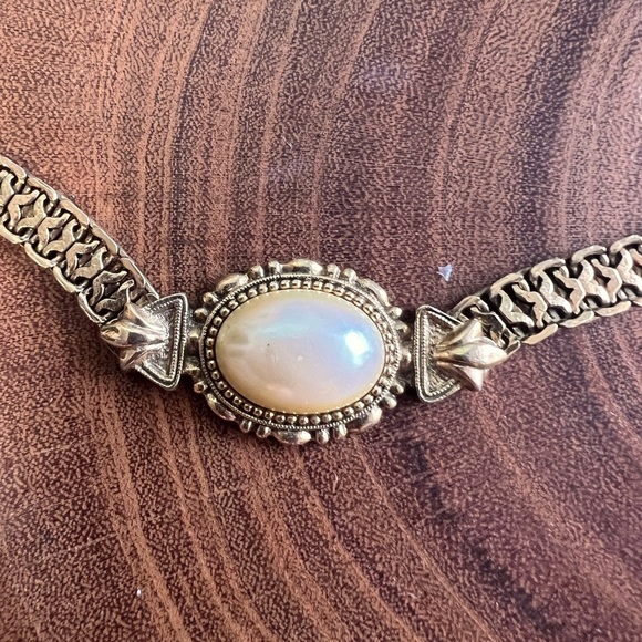 Vintage gold and pearl matching necklace and earring set. - Picture 6 of 8